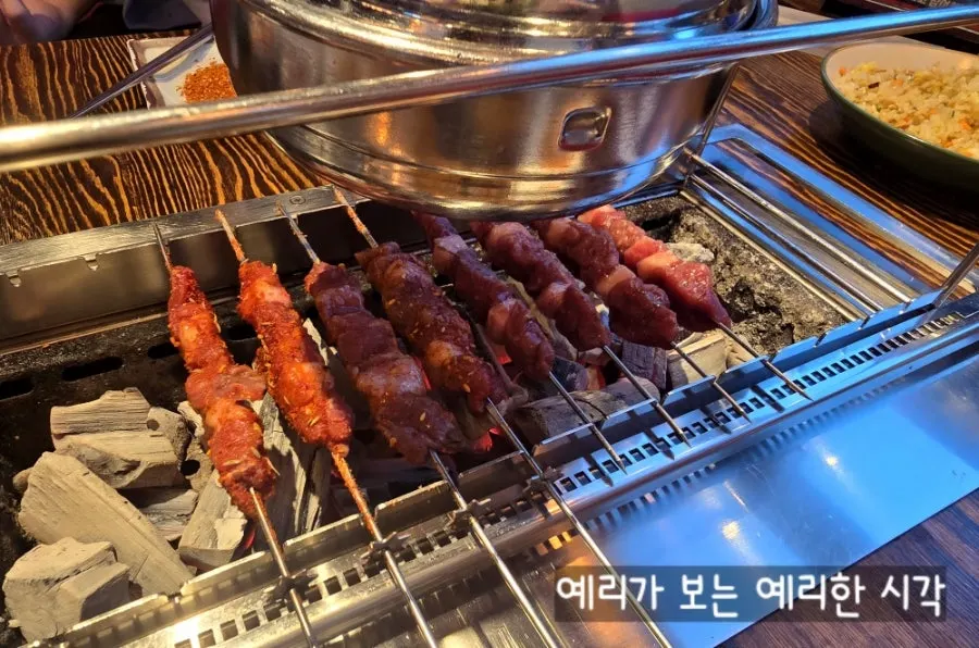 자동 회전 그릴에 올린 양꼬치