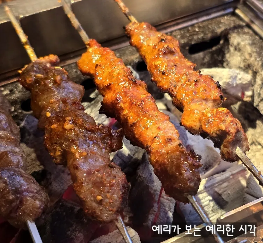 노릇하게 구워진 양꼬치