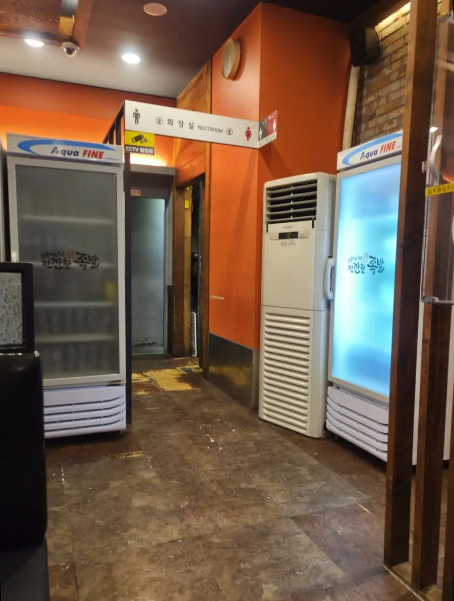 Interior of Kkankkanhan Jokbal Main Branch crowded on a weekday evening