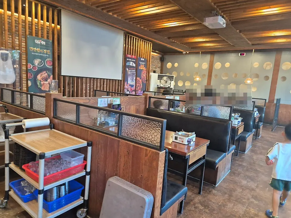 View of the storefront at Kkankkanhan Jokbal Main Branch