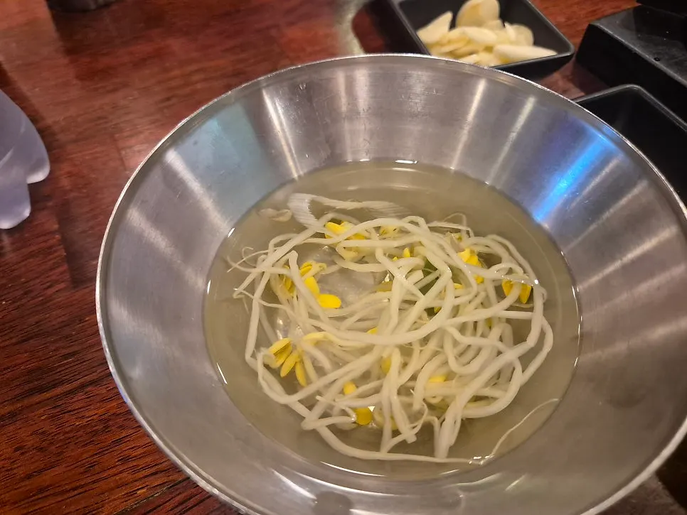 Salad served before the jokbal