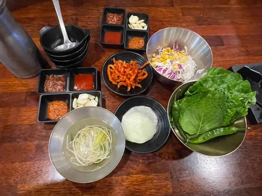 Kkankkanhan's basic table setting and side dishes