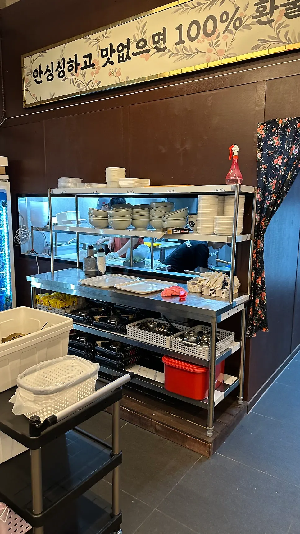 Cozy pocha-style dining room