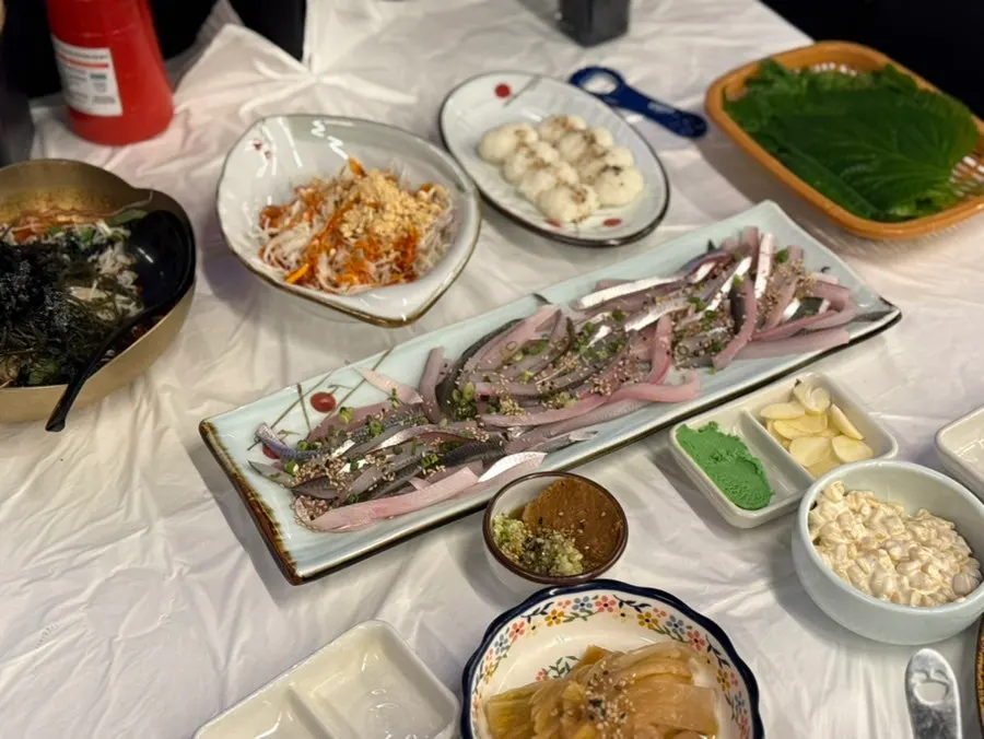 Hoe-naengmyeon sauce and salad banchan