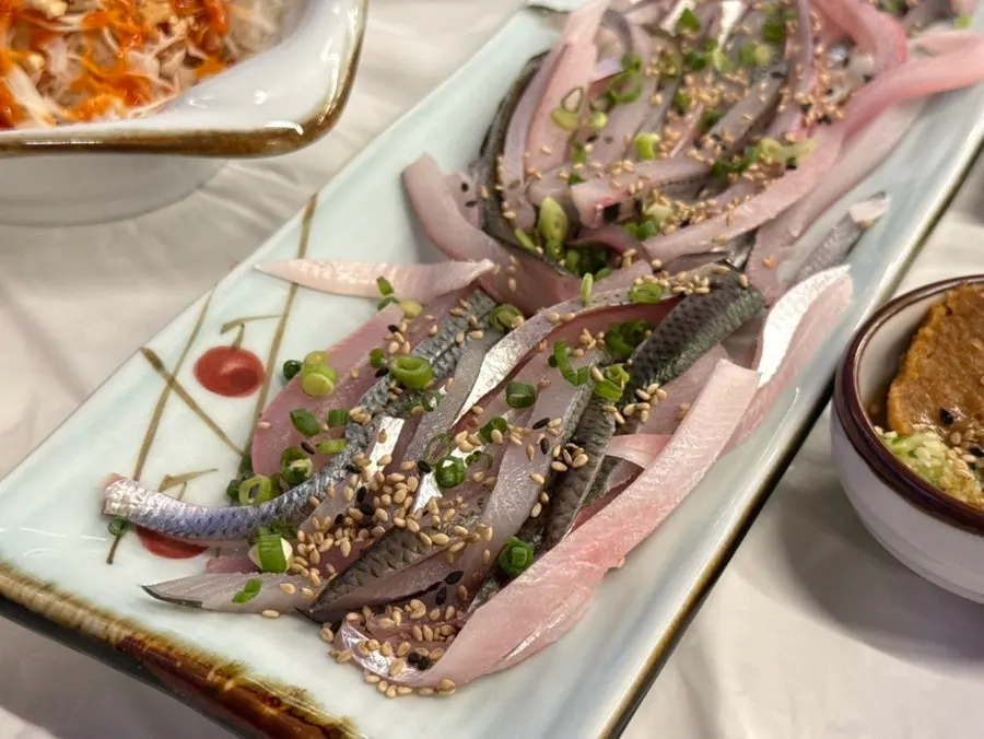 Hoe-naengmyeon sauce paired with sashimi