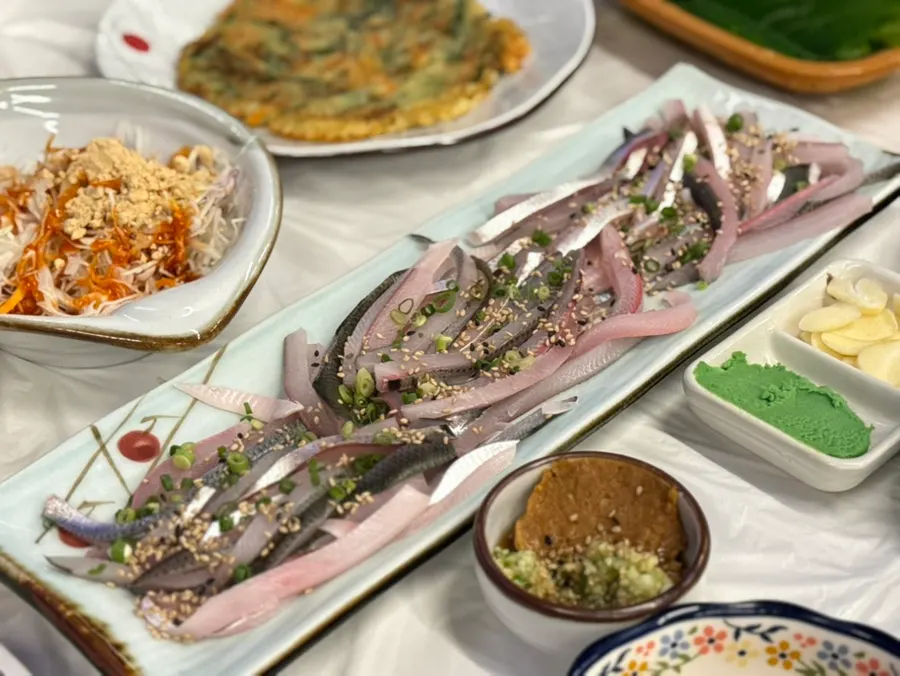 A plate of seasonal jeoneo hoe