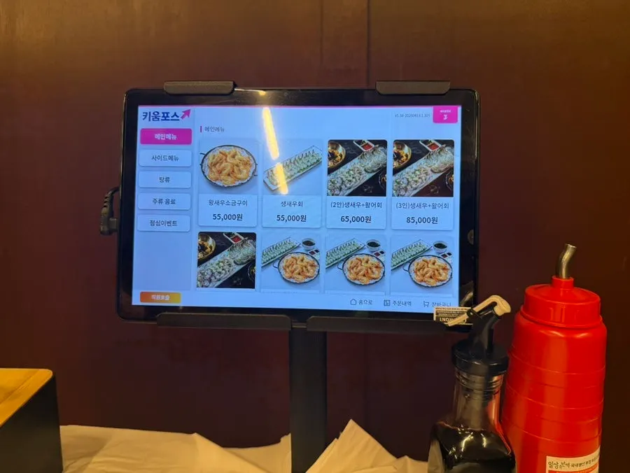 넓은 황금회포차 내부 좌석