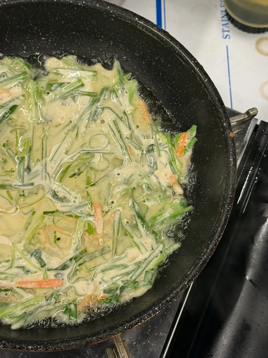 기름을 넉넉히 두르고 굽는 부침개