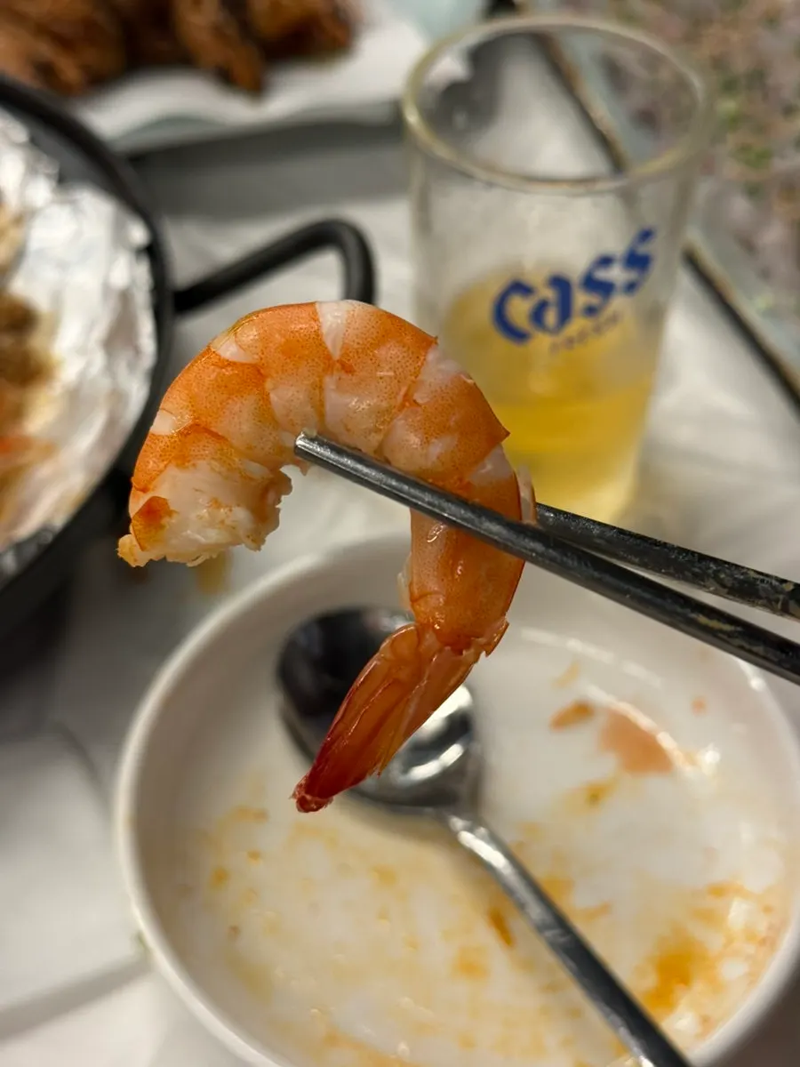 새우를 나눠 먹는 테이블 풍경
