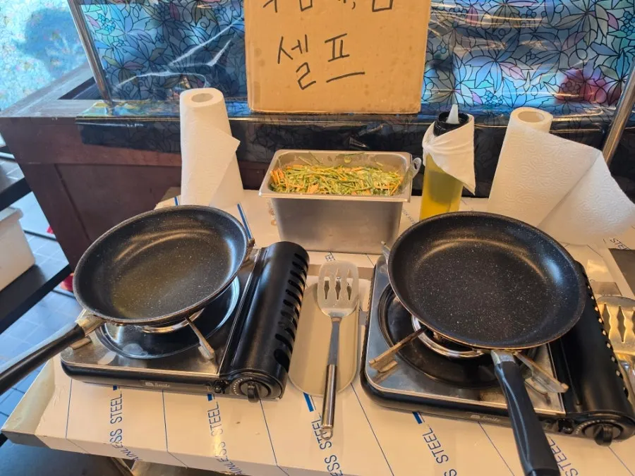 부침개 반죽과 김이 놓인 셀프바