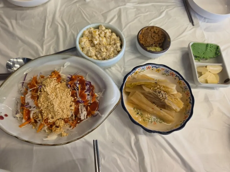 샐러드 백김치 옥수수 무침 기본 상차림