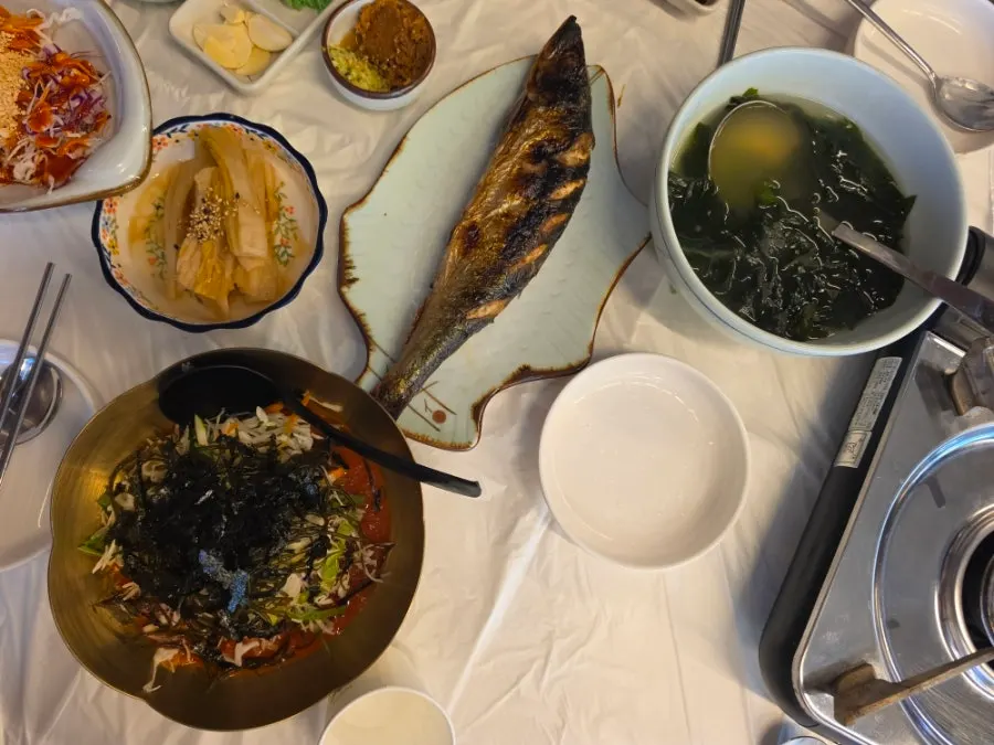 콩가루 뿌린 샐러드와 옥수수 마요네즈 무침
