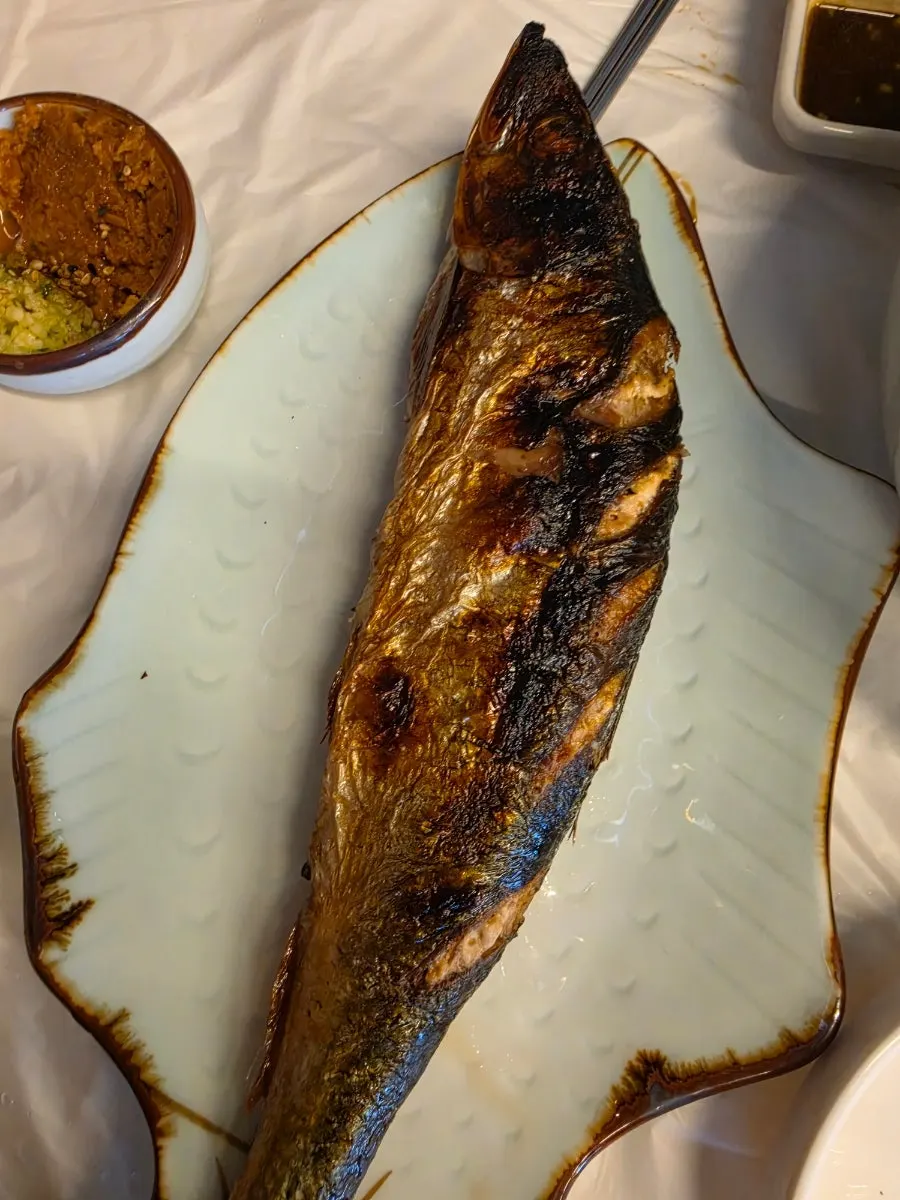 미역국과 꽁치구이가 함께 나온 기본찬