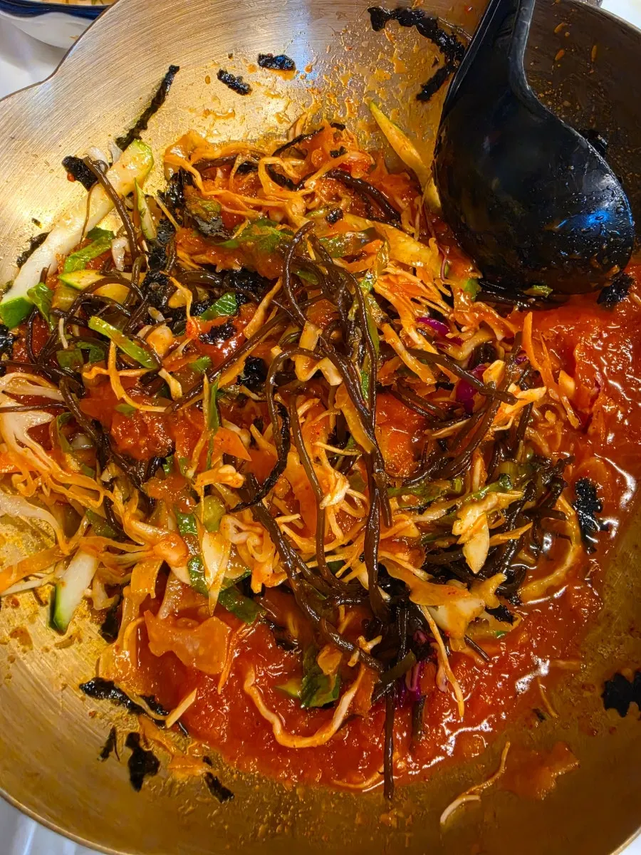 살얼음 뜬 야채 초무침 물회 육수