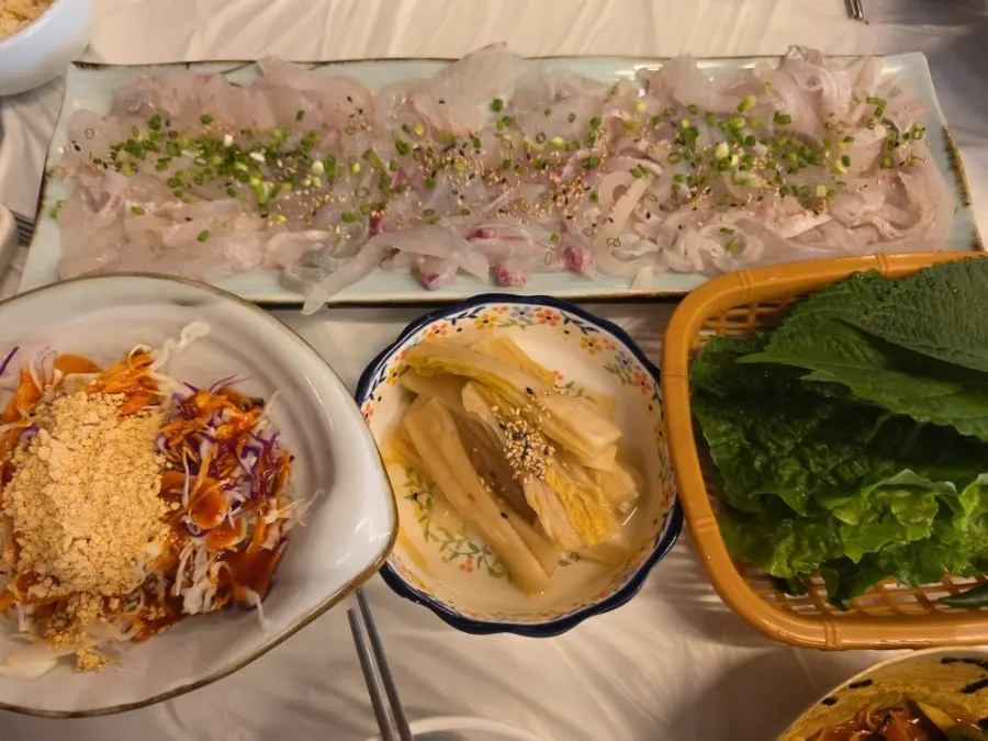 두툼하게 썰려 나온 모듬회 3인분