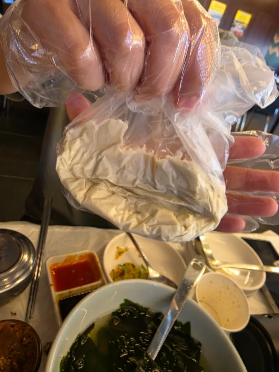 수제비 반죽을 직접 떼어 넣는 매운탕
