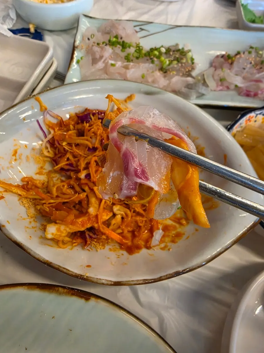 낮 시간 환한 횟집 식사 자리