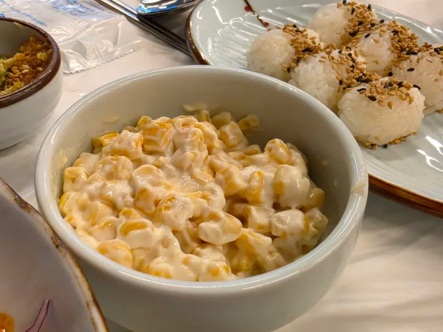 기본 찬으로 나온 초밥