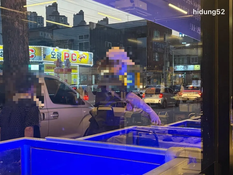 생새우를 꺼내는 매장 수족관