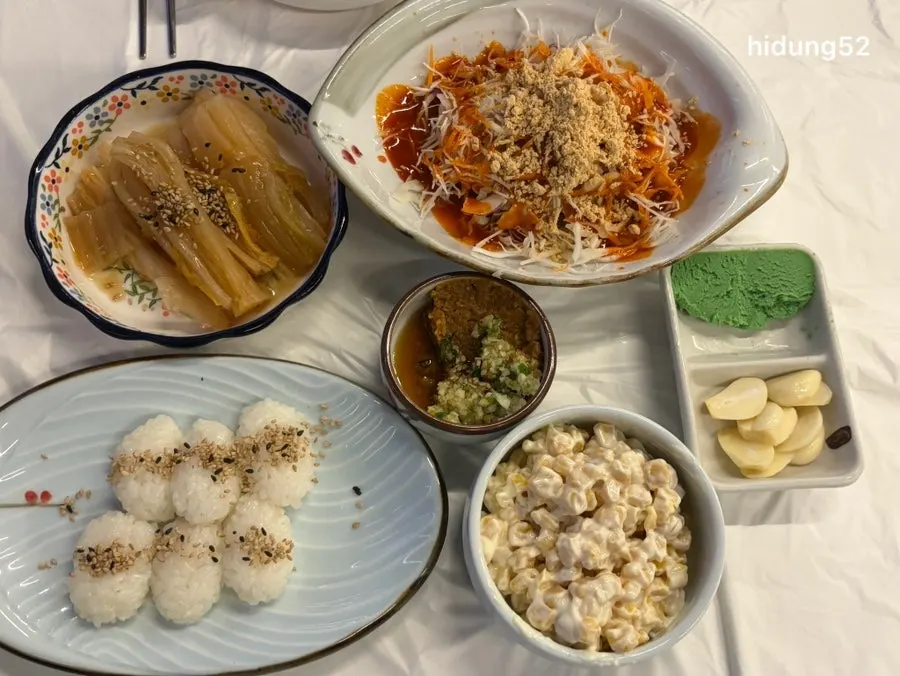 금방 차려진 기본 상차림