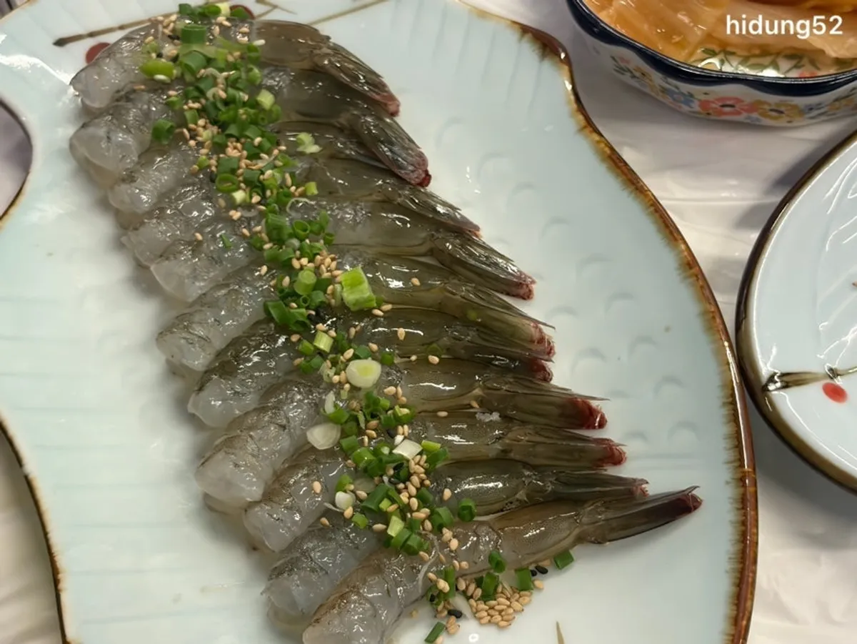 접시에 담긴 생새우회 메인 메뉴