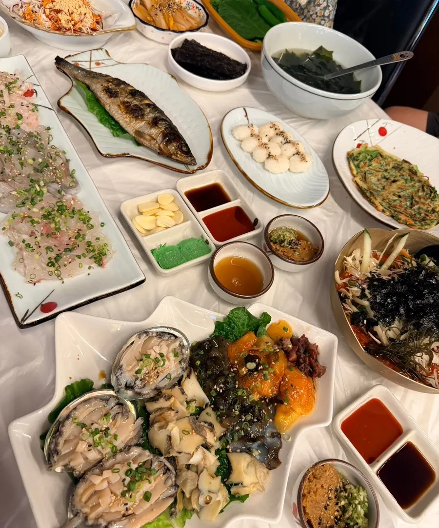 Mixed sashimi platter with eel, flounder, and halibut