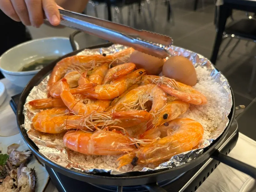 Raw shrimp sushi placed on rice