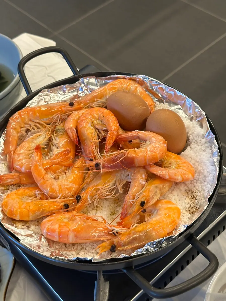 Plump raw shrimp flesh with shell removed