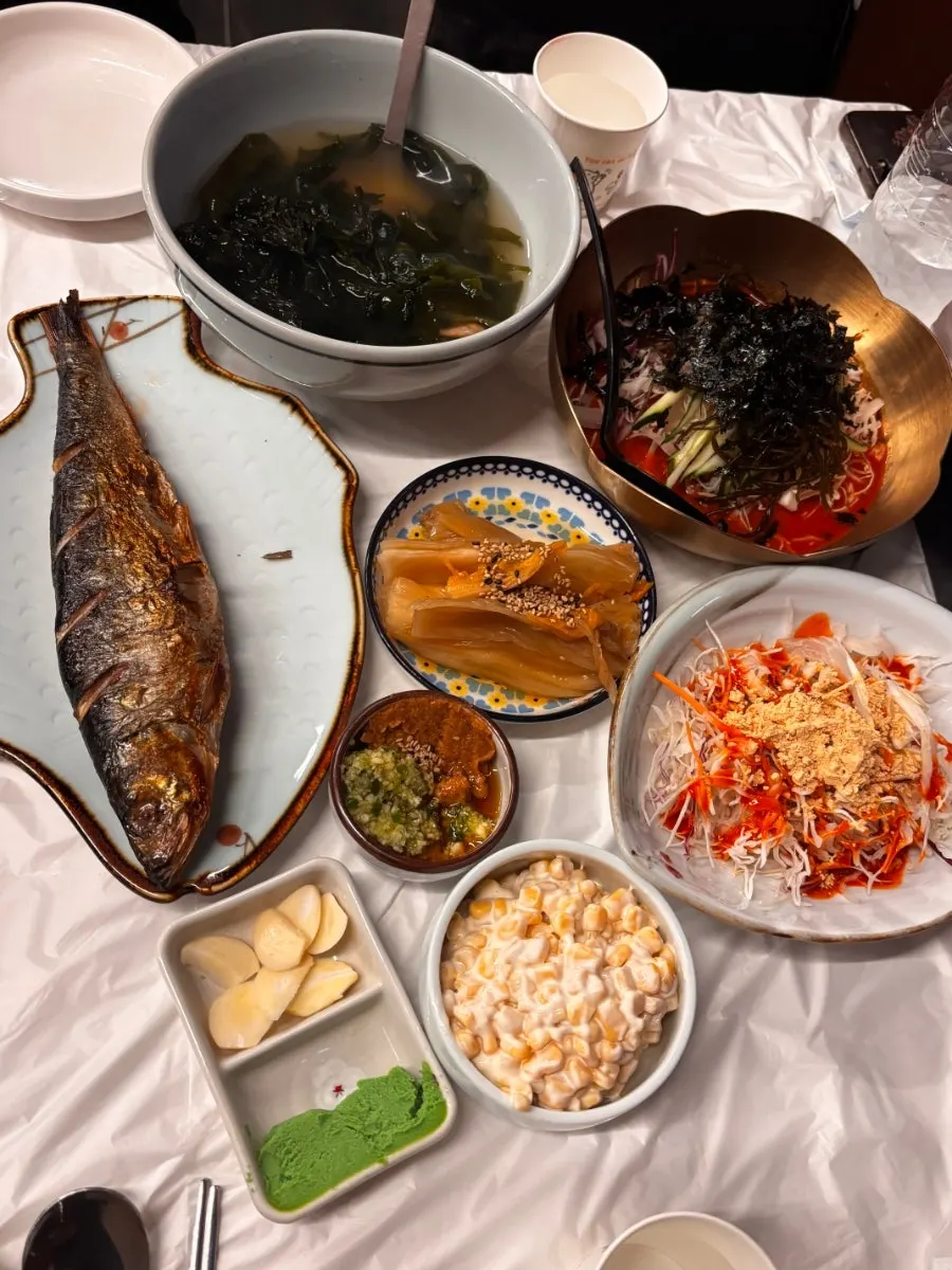 한상 가득 차려진 기본 반찬 스끼다시