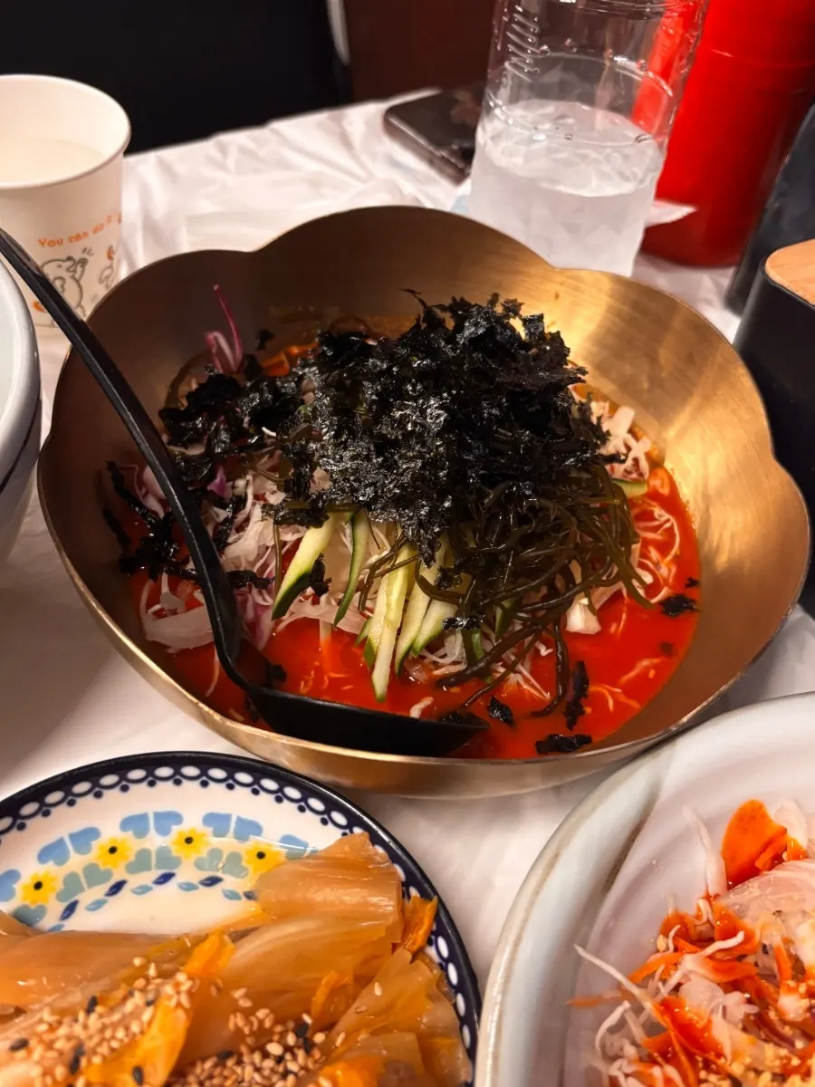 김가루가 올라간 물회 베이스 기본찬