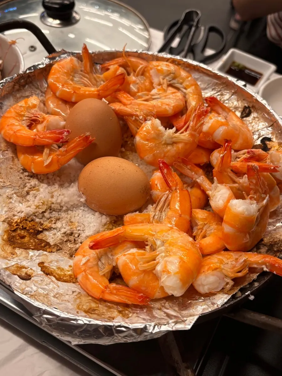 잘라낸 새우 머리와 구워진 대하