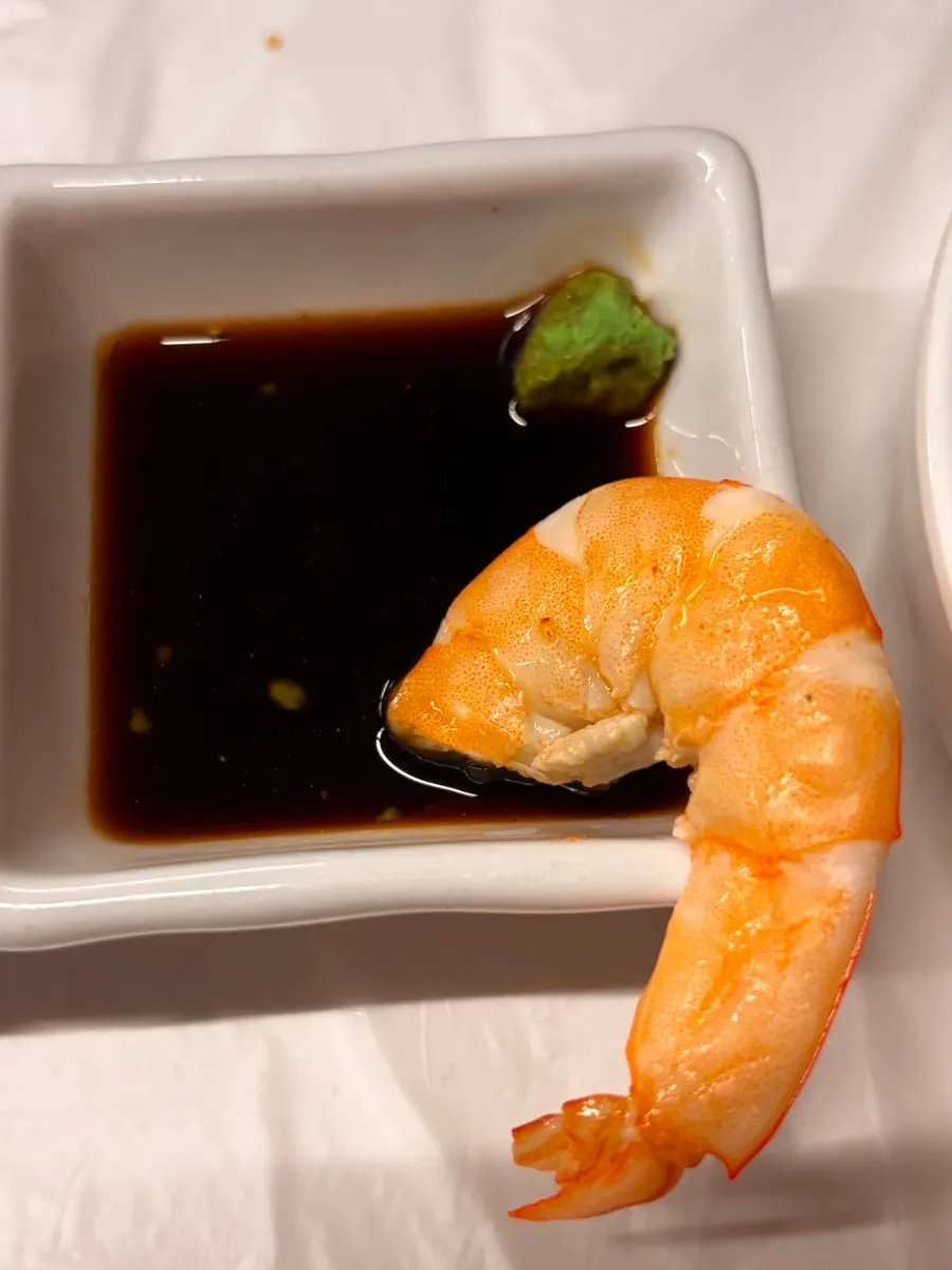 껍질을 벗겨둔 새우구이 살