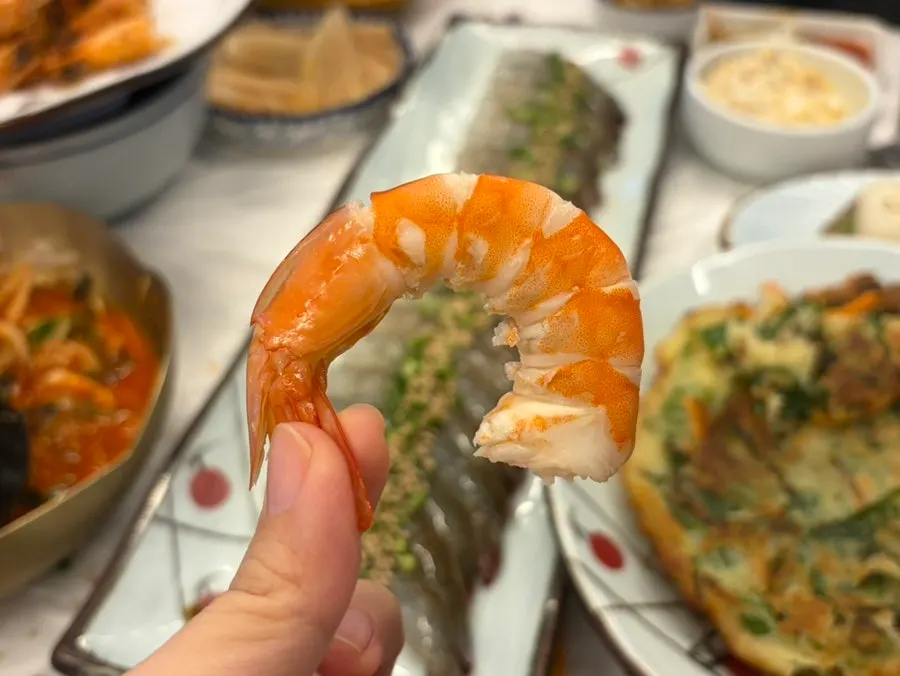 소금 위에 구워진 왕새우