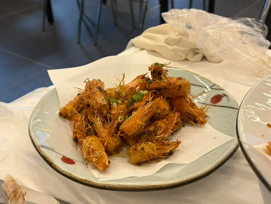 바삭하게 구워진 새우머리 버터구이
