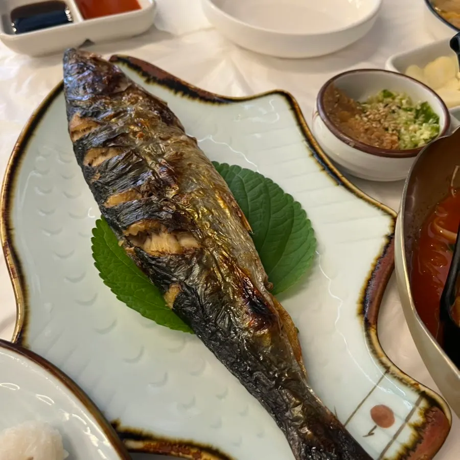 해초물회 같은 새콤한 기본 반찬