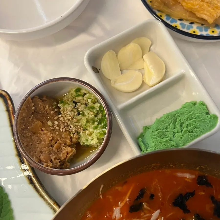 테이블에 차려진 회와 새우 세트
