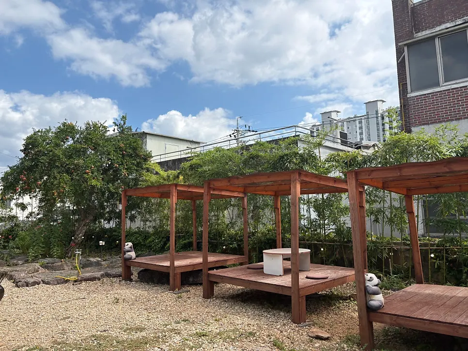 Hoyang Horim's courtyard and wooden platform seating