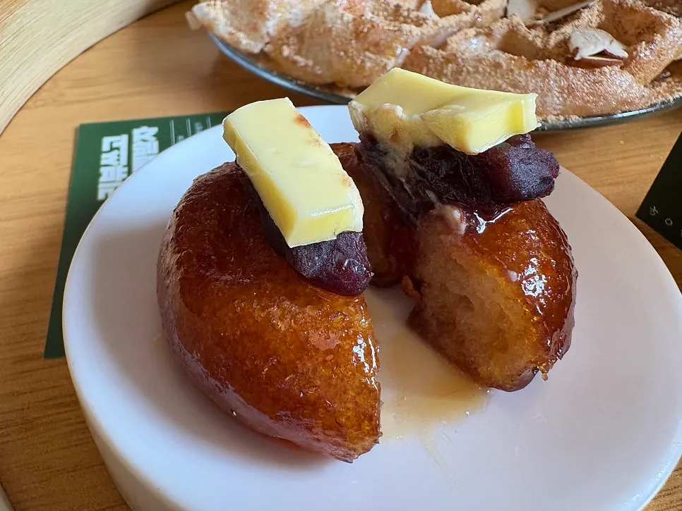 Ang-butter gaeseongjuak topped with red bean and butter