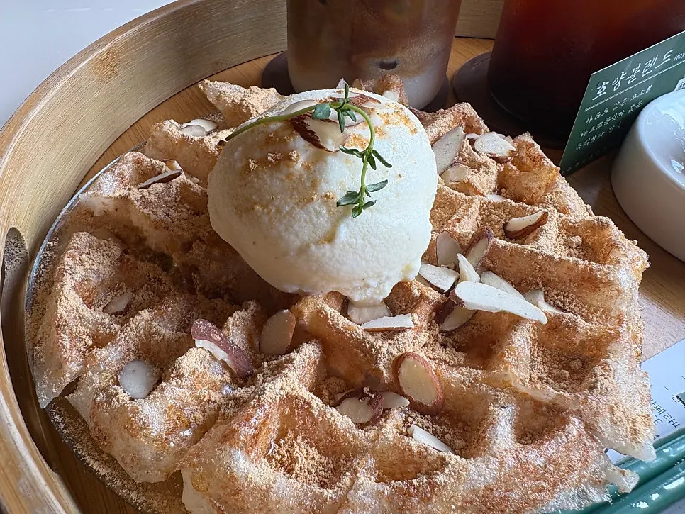 Plate of Hoyang Horim's injeolmi waffle