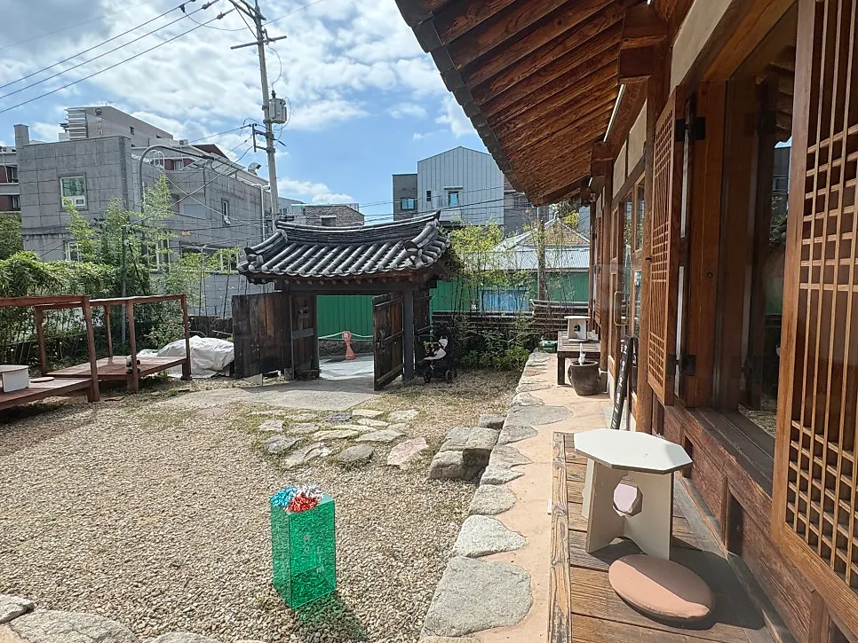 Hoyang Horim's hanok space with coffee