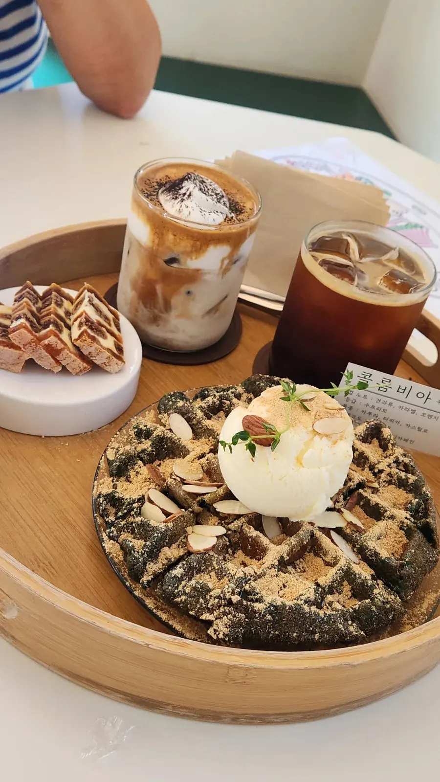 쑥인절미 와플 클로즈업