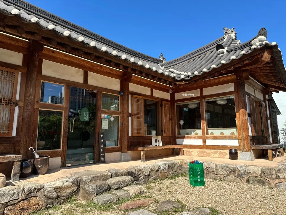Sunlit hanok courtyard at Hoyang Horim