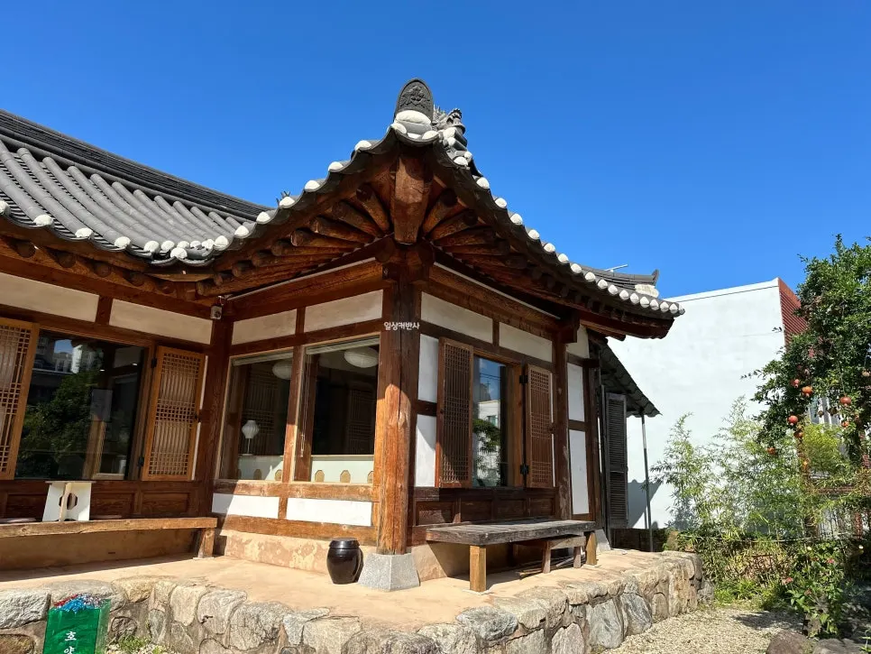 Hanok courtyard beneath a clear sky