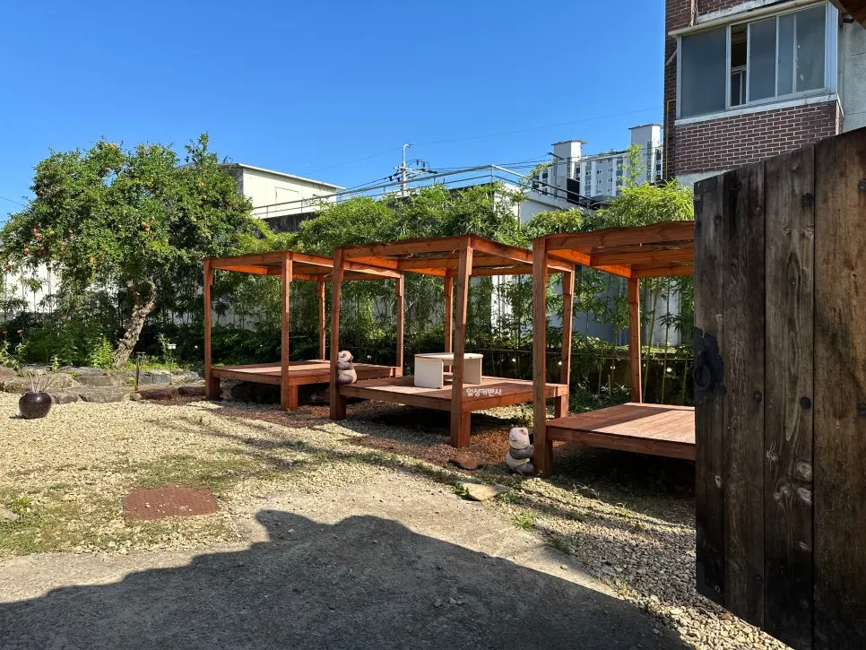 Wooden platforms in Hoyang Horim’s courtyard