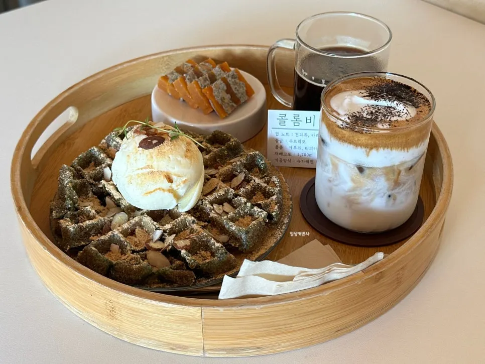 Desserts and coffee ordered at Hoyang Horim