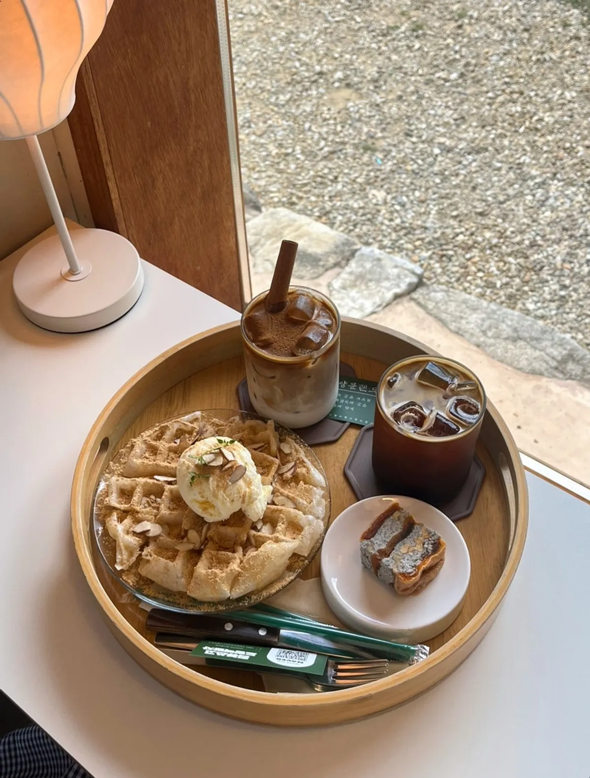 Injeolmi waffle and drinks ordered at Hoyang Horim