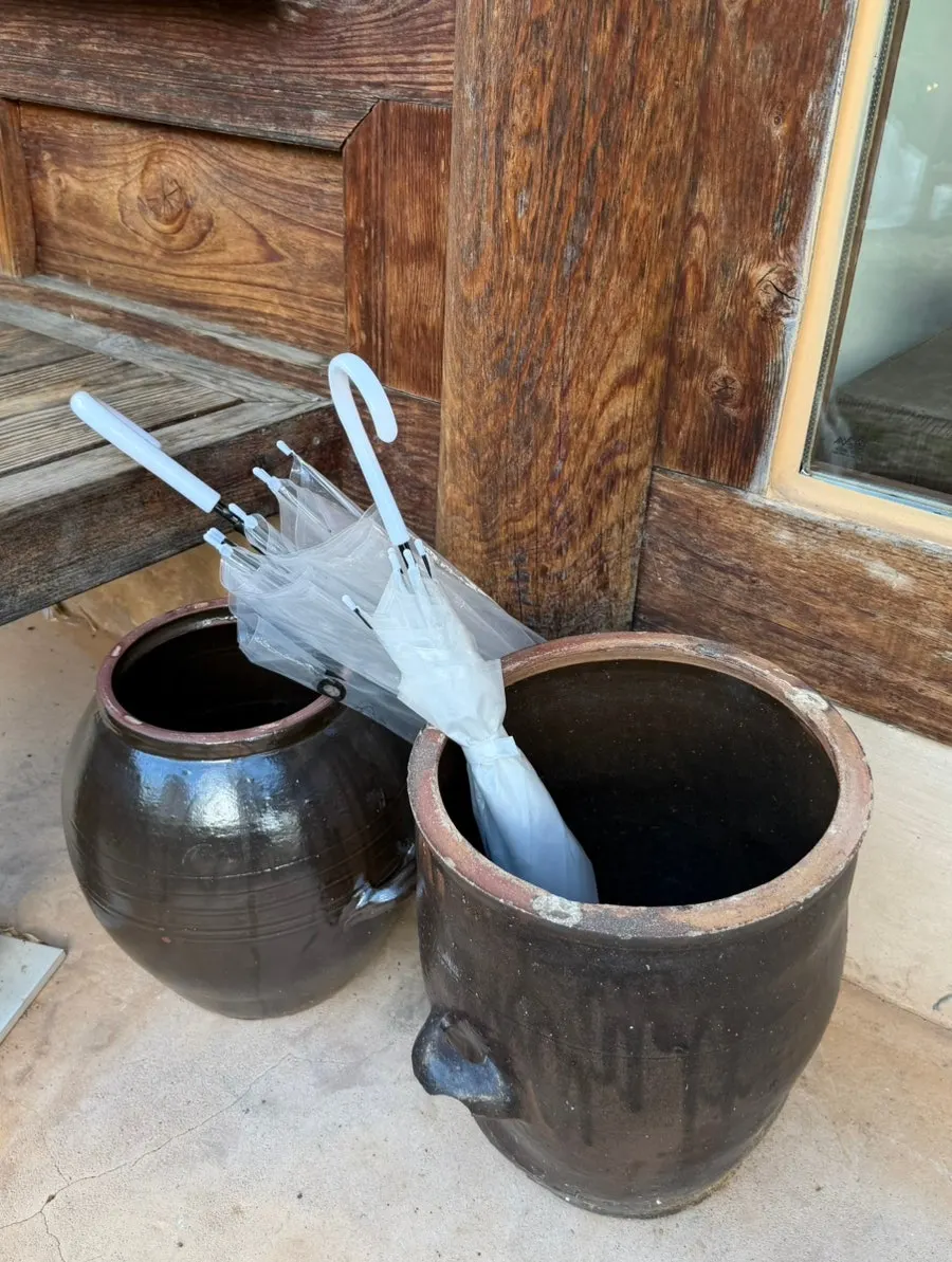 Hanok café courtyard space