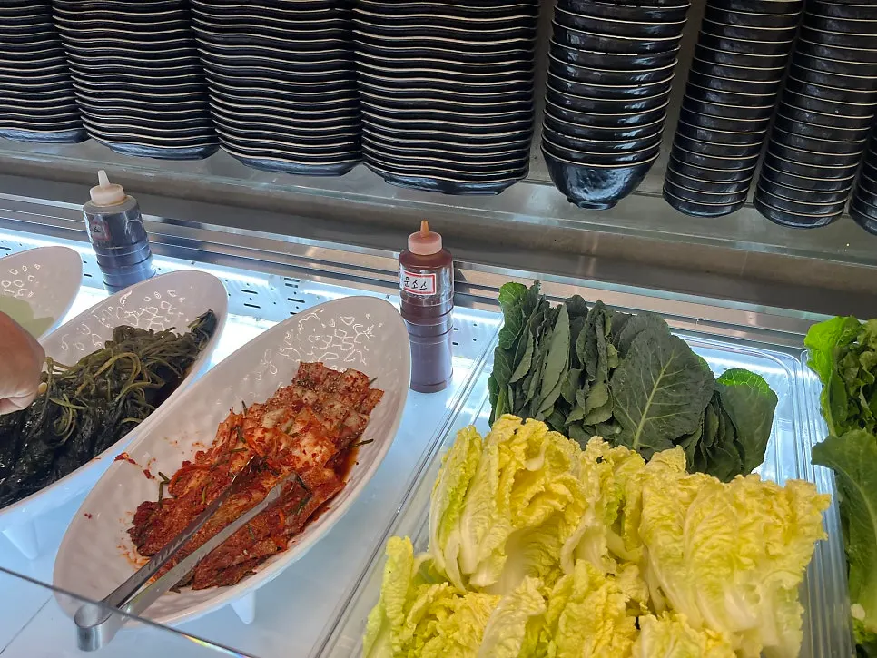 Self-bar with wrap vegetables and side dishes