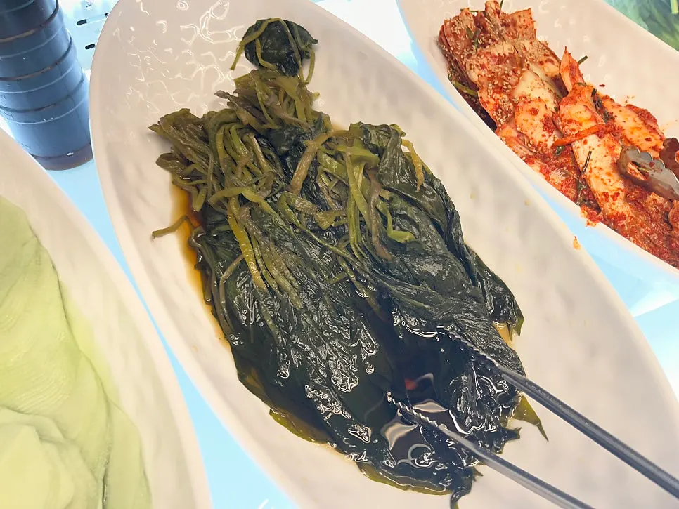 Julienned ginger, garlic and other eel side ingredients