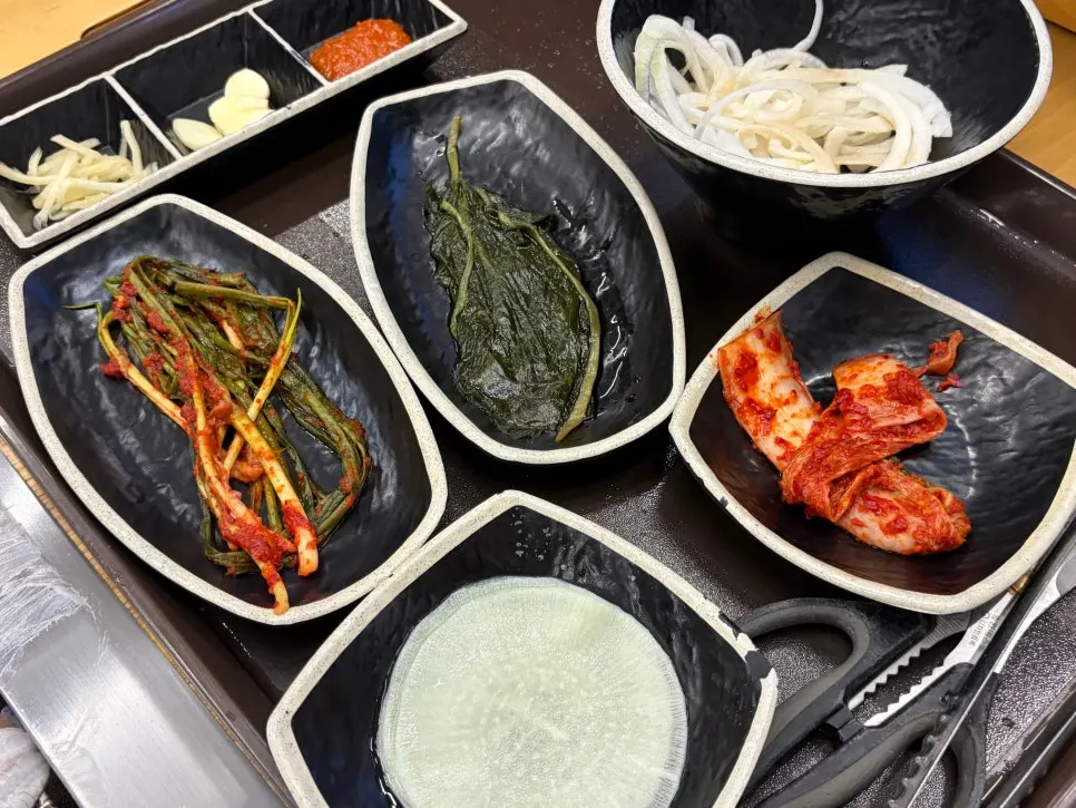 Table set with Deokeun Jangeo's basic sides